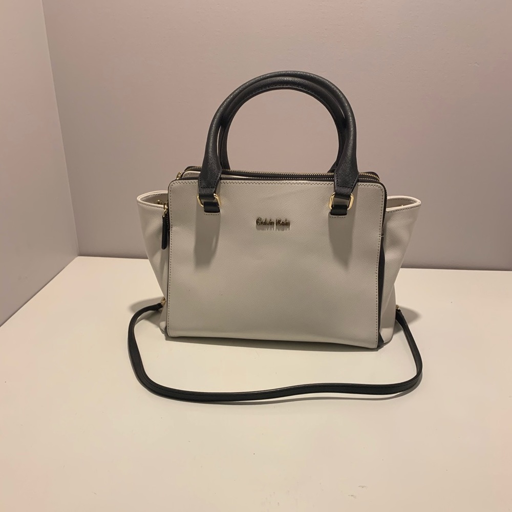 Handbag with zippered front and back compartments